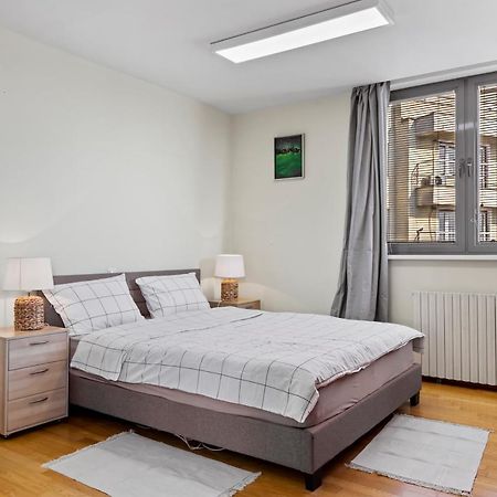 125 Sqm Family Friendly With Kids Room Bukares Bagian luar foto
