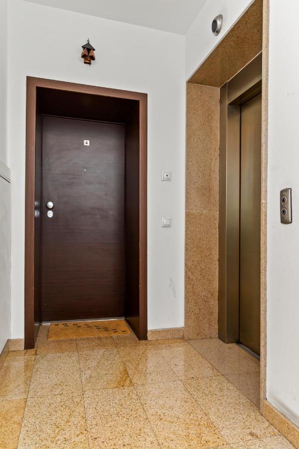 125 Sqm Family Friendly With Kids Room Bukares Bagian luar foto
