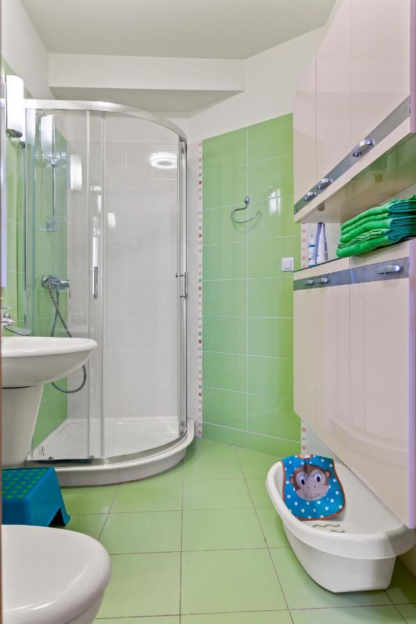125 Sqm Family Friendly With Kids Room Bukares Bagian luar foto
