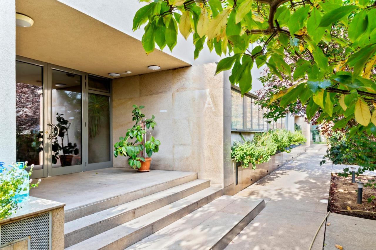 125 Sqm Family Friendly With Kids Room Bukares Bagian luar foto