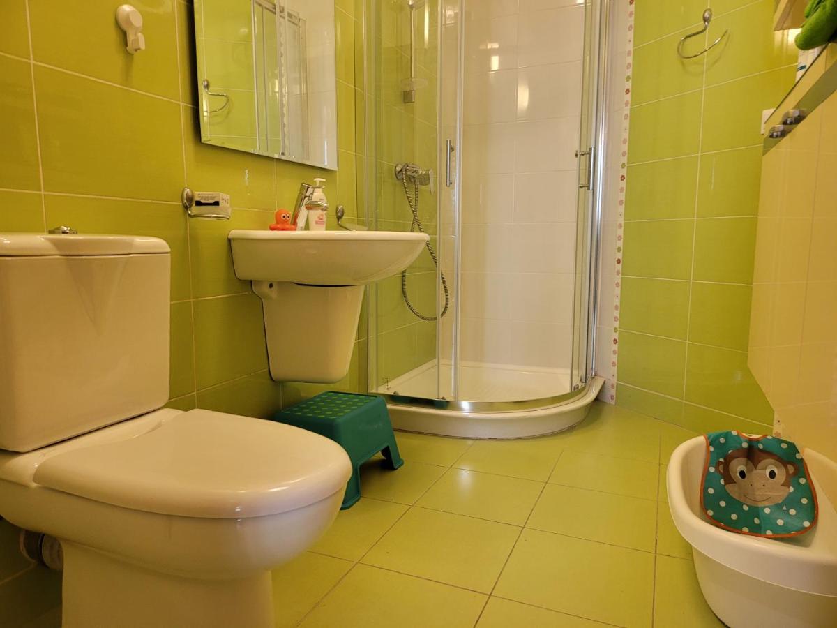 125 Sqm Family Friendly With Kids Room Bukares Bagian luar foto
