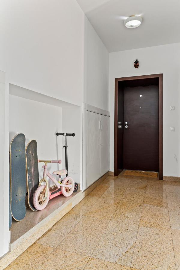 125 Sqm Family Friendly With Kids Room Bukares Bagian luar foto
