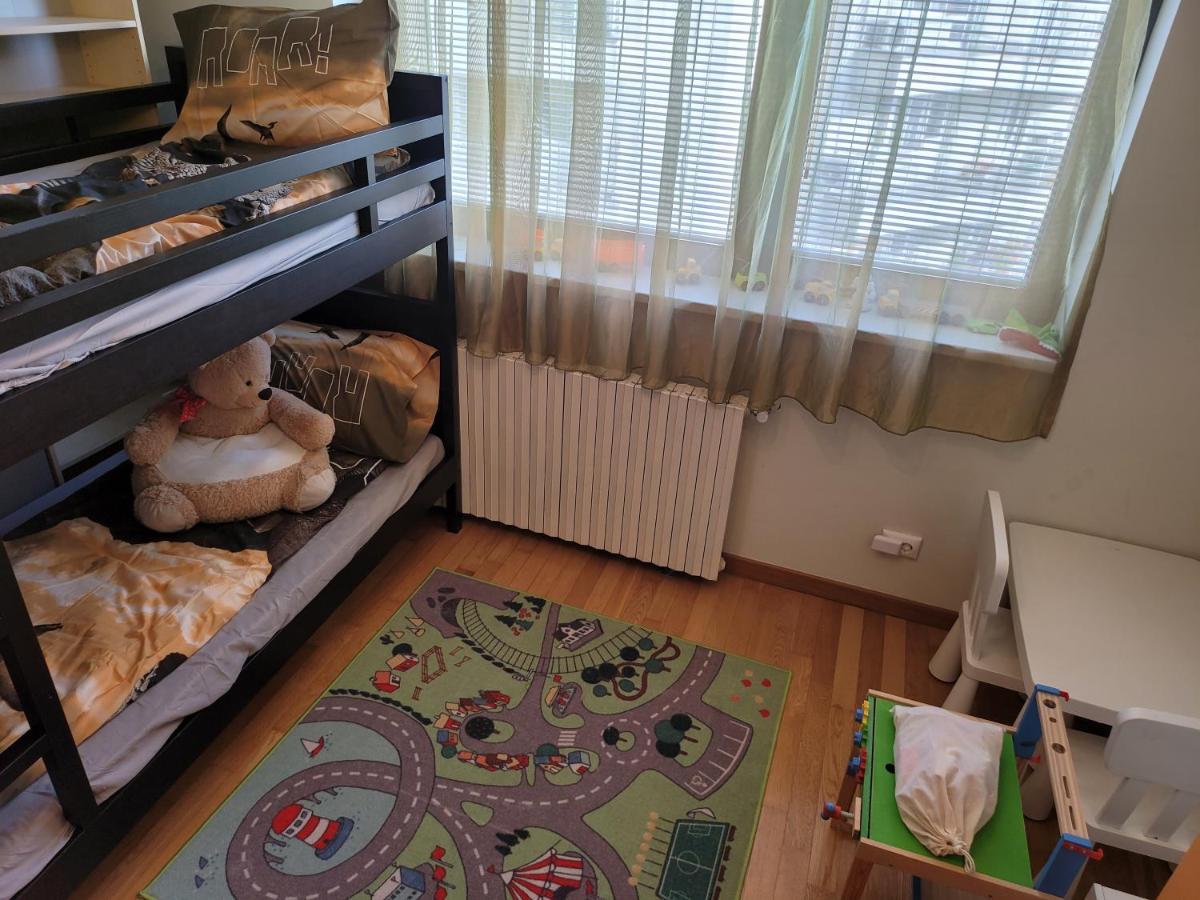 125 Sqm Family Friendly With Kids Room Bukares Bagian luar foto