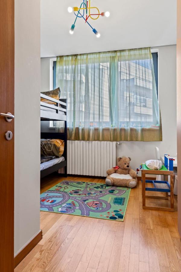 125 Sqm Family Friendly With Kids Room Bukares Bagian luar foto