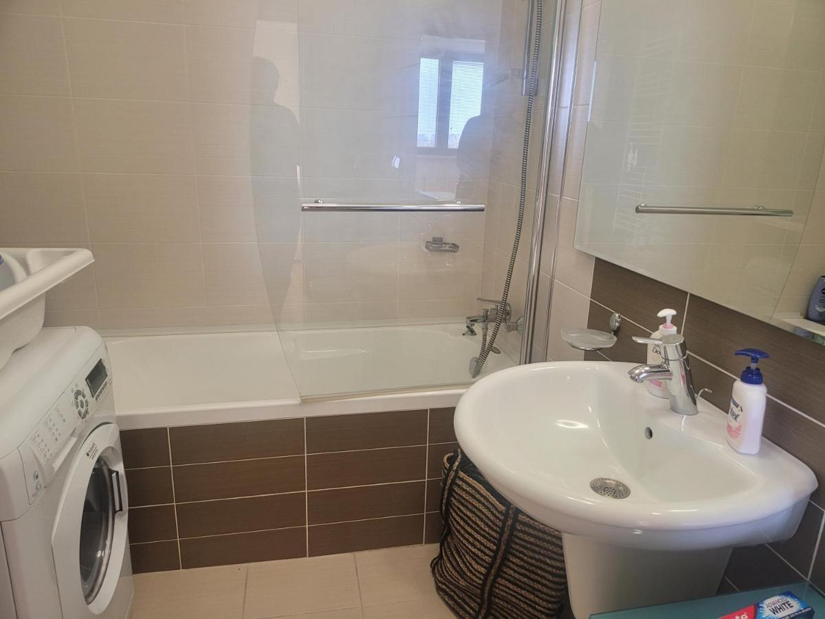 125 Sqm Family Friendly With Kids Room Bukares Bagian luar foto