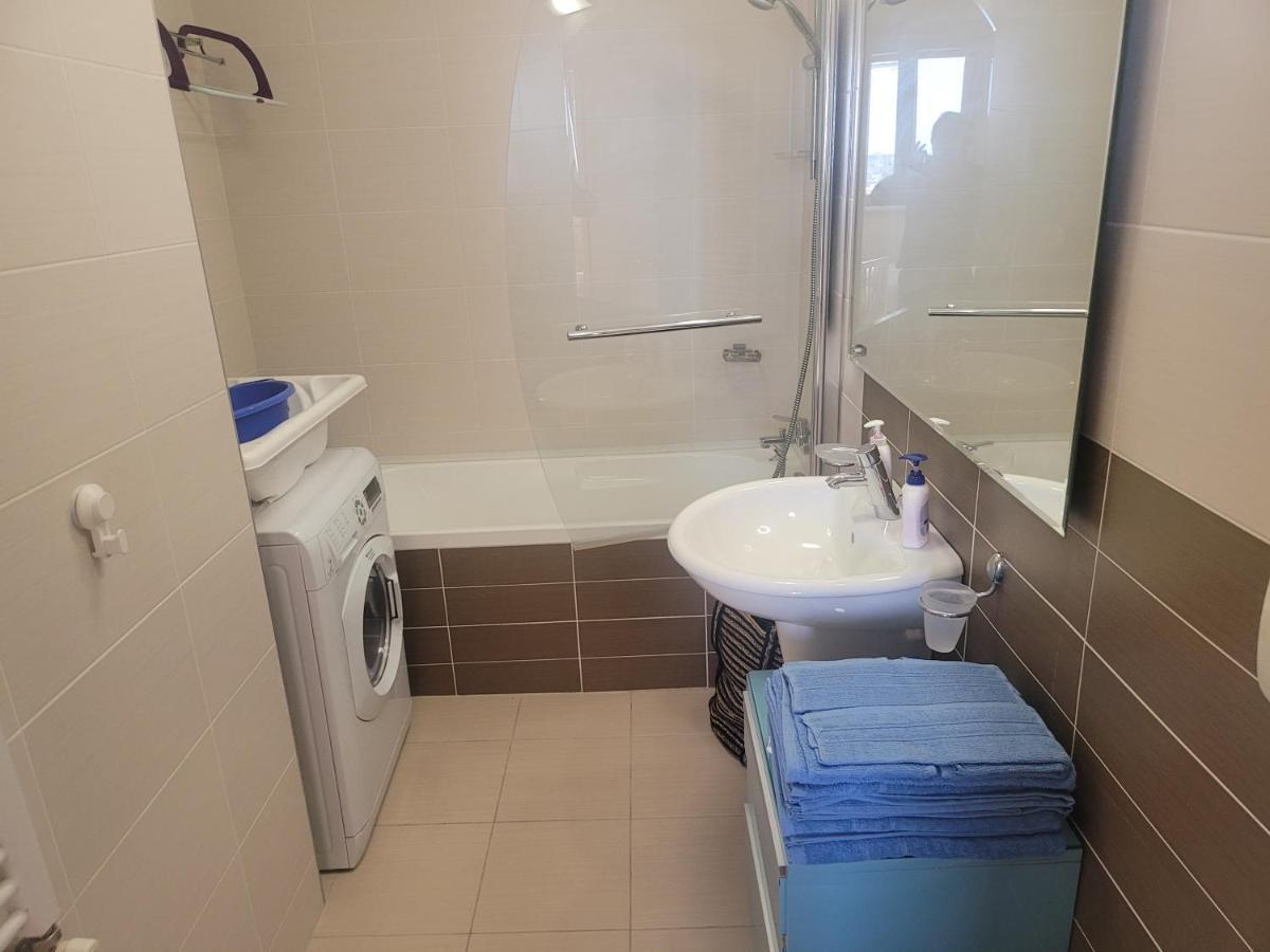 125 Sqm Family Friendly With Kids Room Bukares Bagian luar foto