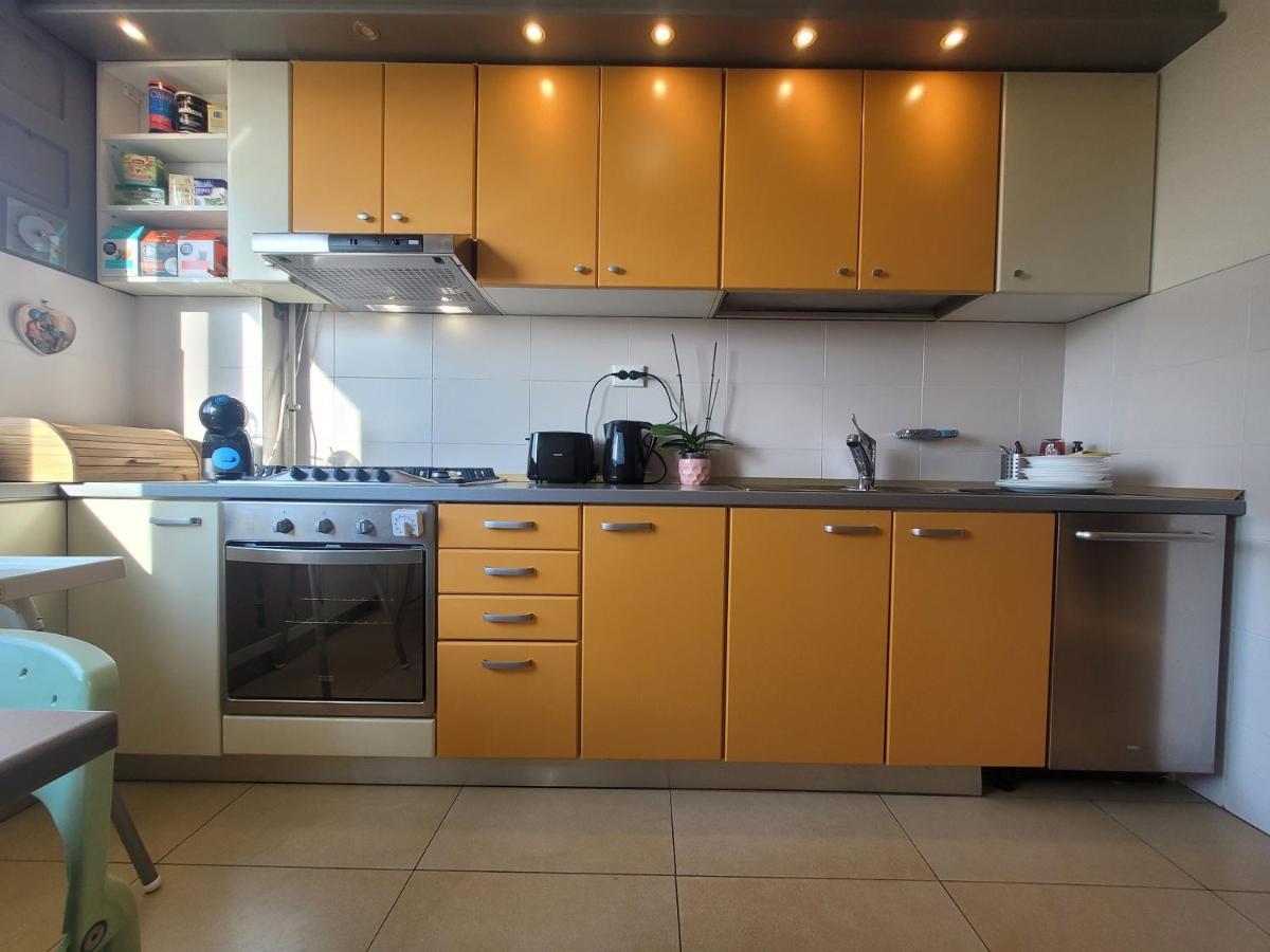125 Sqm Family Friendly With Kids Room Bukares Bagian luar foto
