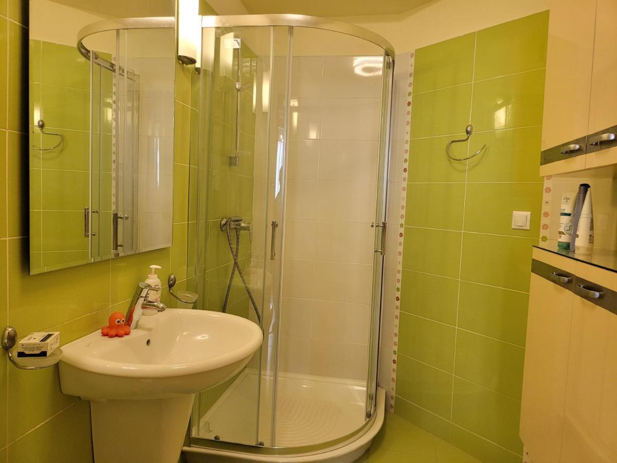 125 Sqm Family Friendly With Kids Room Bukares Bagian luar foto