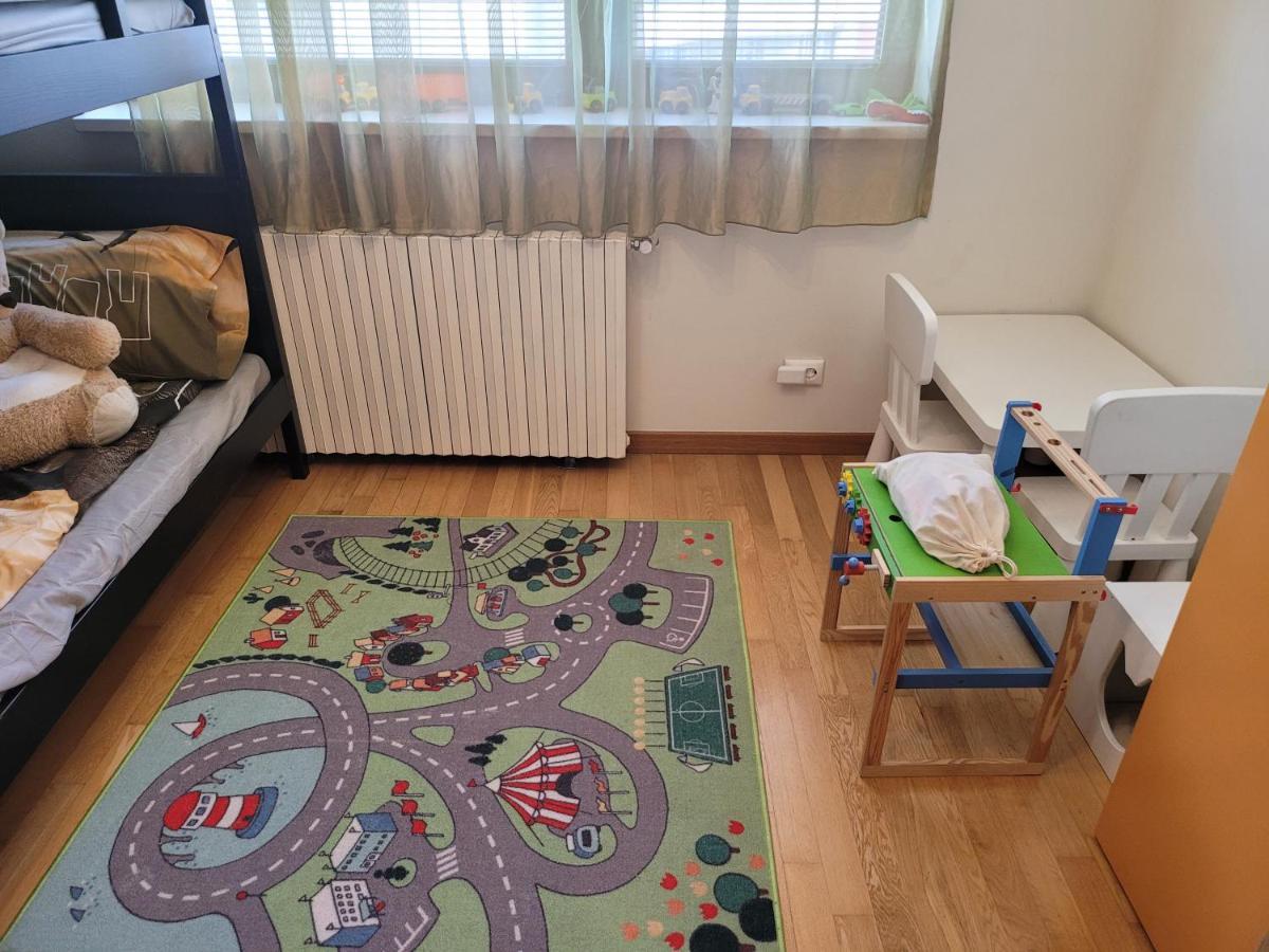 125 Sqm Family Friendly With Kids Room Bukares Bagian luar foto