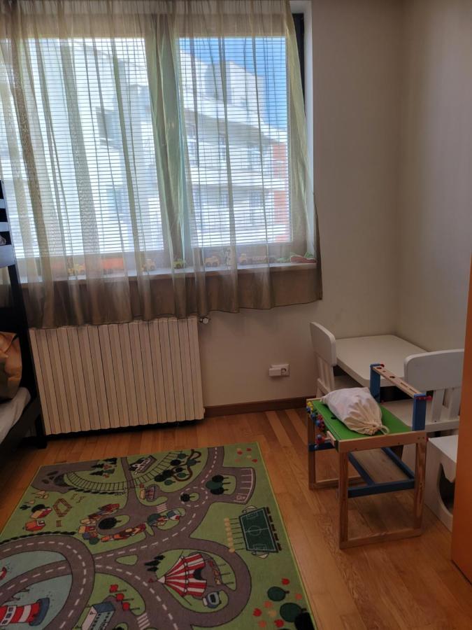 125 Sqm Family Friendly With Kids Room Bukares Bagian luar foto